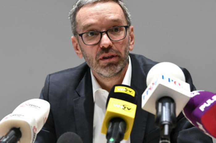 "Anschober erweist sich wieder einmal als fleischgewordener Pullfaktor." - Der grüne Sozialminister mit seinem Wunsch nach einem Neustart der EU-Marinemission "Sophia" ist für FPÖ-Klubobmann Herbert Kickl ein fleischgewordener Albtraum.
