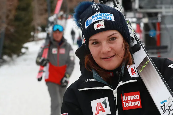 Ramona Siebenhofer, Skifahrerin: Für uns Skifahrer ist die Zeit vor und nach Weihnachten hektisch. Deswegen ist Weihnachten für mich eine kurze Insel der Ruhe, eine Zeit, in der ich abschalten kann. Aber es ist für mich auch und vor allem eine Zeit für und mit der Familie. Wir feiern Weihnachten nicht der Geschenke wegen, wir schenken einander Zeit, die wir miteinander verbringen können. Obwohl wir heuer das erste Mal auch in der Familie wichteln, so wie bei uns im Abfahrtsteam auch.