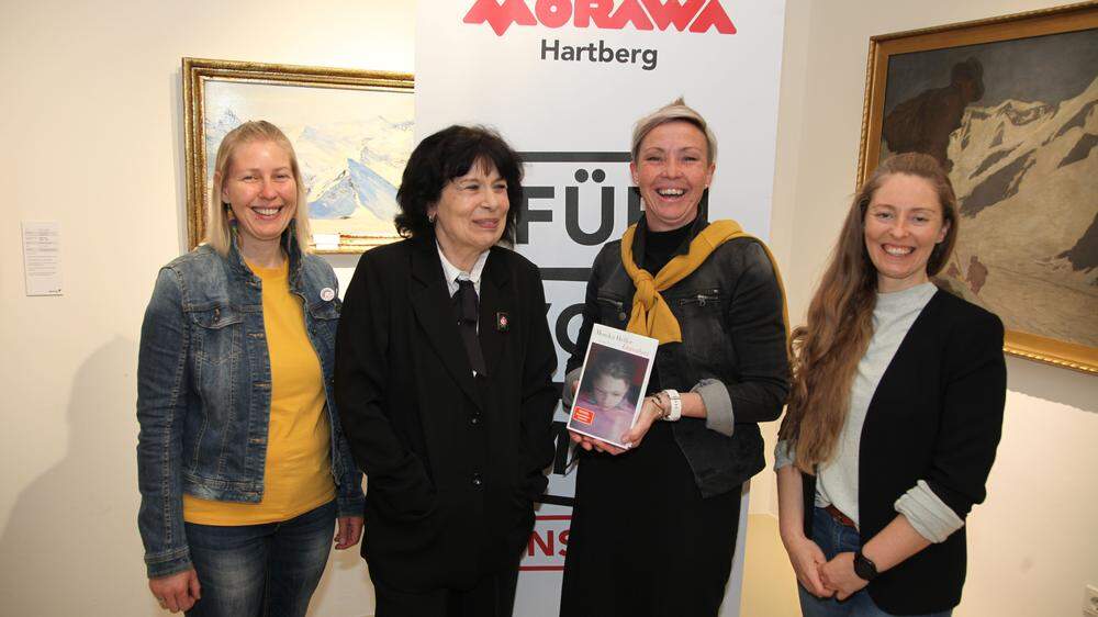 Schriftstellerin Monika Helfer mit dem Team der Buchhandlung Morawa 