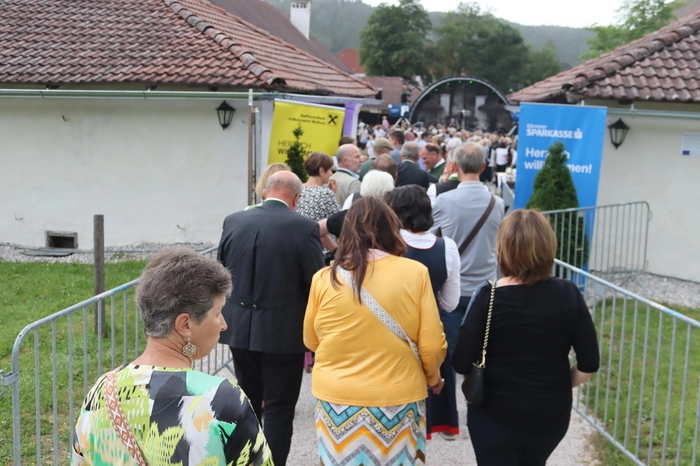 Klicken Sie sich durch die Bilder des Konzertabendes.