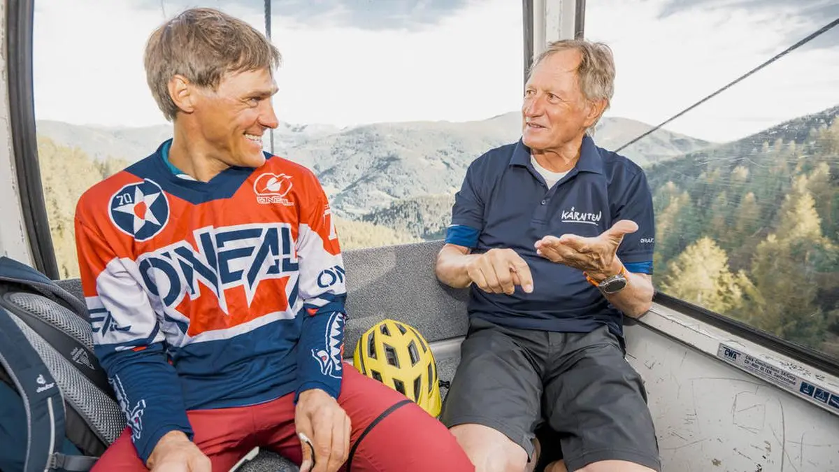 Auf dem Weg hinauf auf den Berg: Wolfgang Fasching und Franz Klammer.
