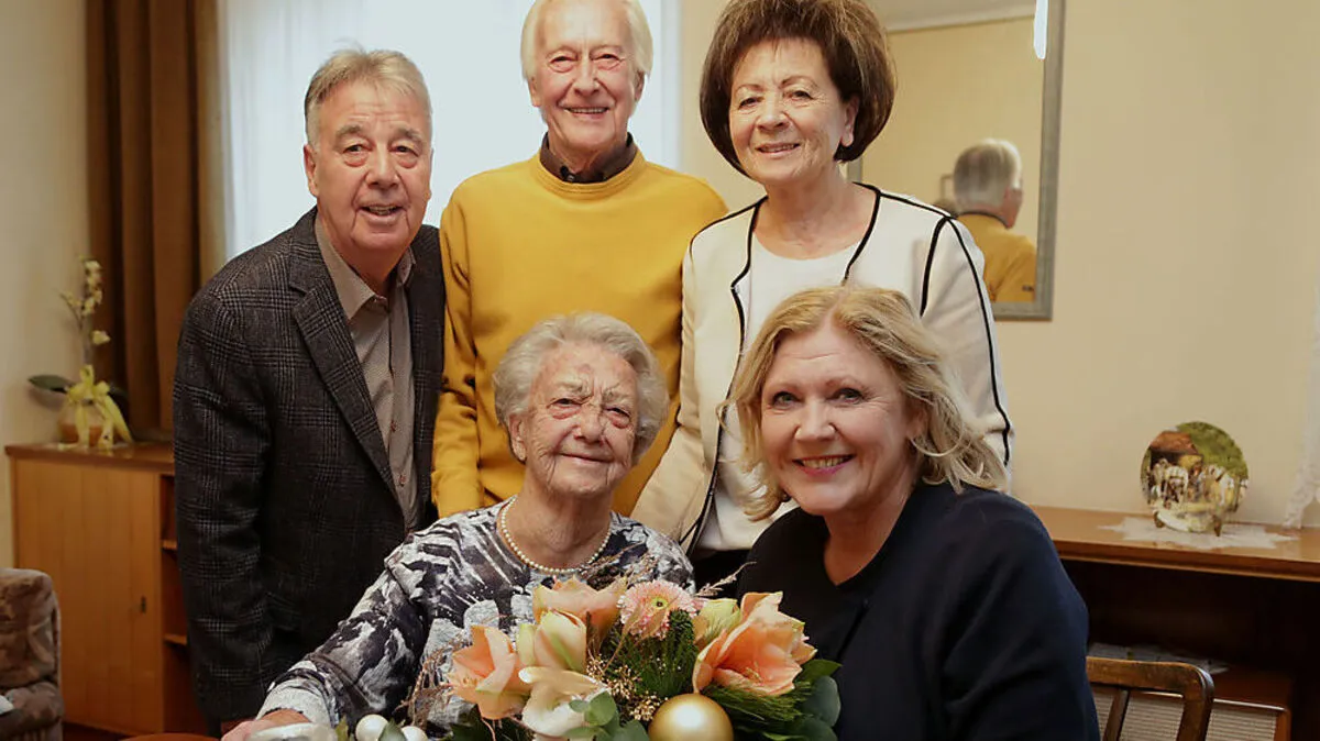 Irene Nekam erhielt bei der Feier ihres 100. Geburtstag auch Besuch von Bürgermeisterin Maria-Luise Mathiaschitz