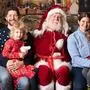 Robert Hinteregger mit Frau Stephanie und den Kindern Emily und Sebastian – und natürlich Santa Claus höchstpersönlich! 