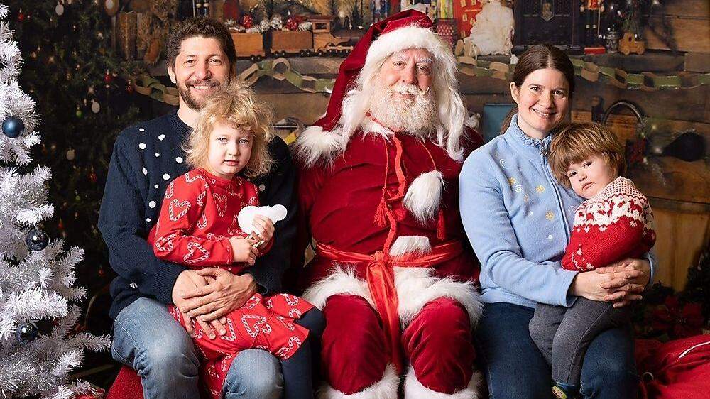 Robert Hinteregger mit Frau Stephanie und den Kindern Emily und Sebastian – und natürlich Santa Claus höchstpersönlich! 