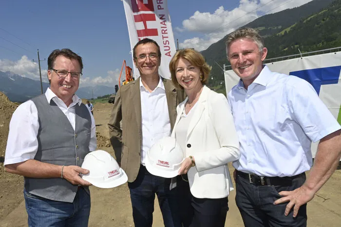 Bürgermeister Ewald Tschabitscher mit Anwalt Robert Steiner, Landeshauptmann-Stellvertreterin Gaby Schaunig und dem Spittal Notar Josef Trampitsch.