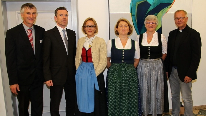 Zu Auftakt gab es eine Dankes- und Segensfeier, bei der dem Seelsorgeteam mit Pfarrer Martin Trummler und seinen Mitarbeitern Elisabeth Maderbacher, Martin Rapp und Johannes Huber die Dekrete überreicht wurden.