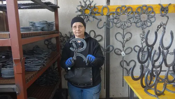 Brigitte Gschanes arbeitet bei der Leo GmbH, einem sozialen Beschäftigungsprojekt in Großsteinbach, und fertigt dort als Kunstschmiedin Kleinodien für Heim und Garten aus Hufeisen