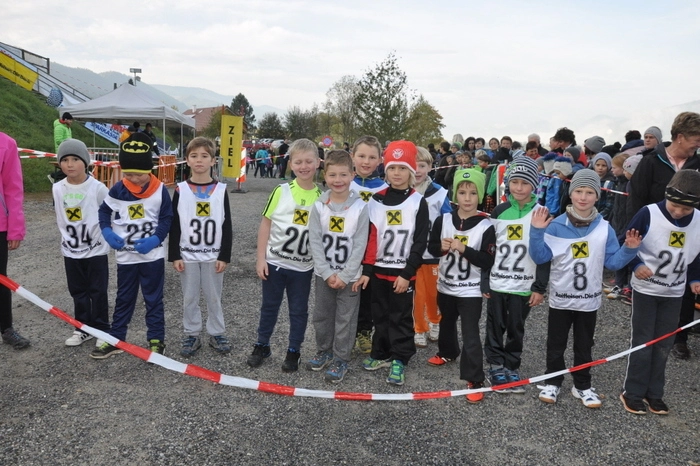 Stattdessen waren knapp 500 Kinder und Jugendliche – von der ersten Klasse Volksschule bis hin zur HTL – aus der ganzen Region angereist, um dort an der Bezirksmeisterschaft im Crosslauf teilzunehmen.