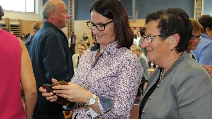 Auch mit dem eigenen Handy wurden die ausgezeichneten fotografiert.
