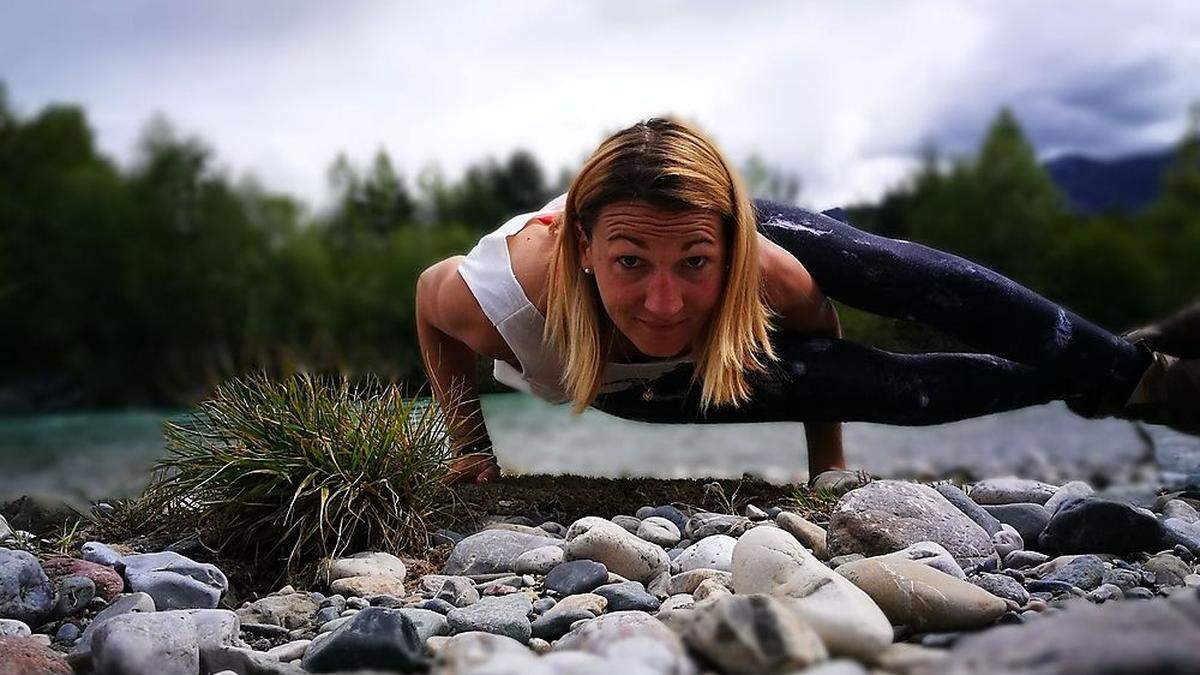 Die Krähe:  Yogatrainerin Beate Kalt beim täglichen Workout im Freien. Hier bei der Schütt