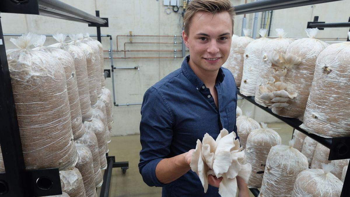 Jakob Karner mit seinen Schätzen, die aus Säcken wachsen