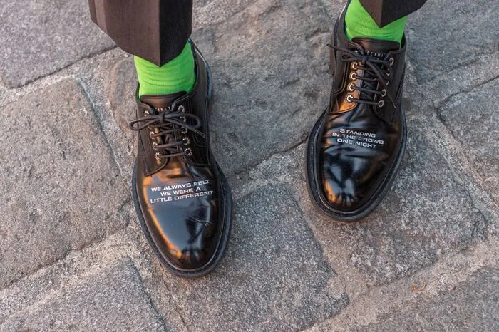 Zur Feier des Tages gab es grüne Socken und Schuhe mit der Aufschrift: "We always felt we were a little different" und "Standing in the crowd one night".