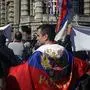 Mann mit russischer Flagge bei einem anti-NATO-Protest Belgrad.