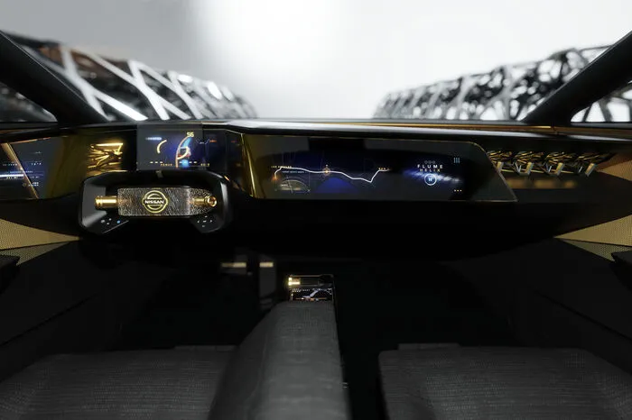 Im autonomen Fahrmodus verwandelt sich das Interieur in einen großzügigen Raum der Kommunikation und Interaktion: Das Lenkrad zieht sich in die Armaturentafel zurück, die drehbaren vorderen Sitze schwenken nach hinten, sodass Fahrer und Beifahrer dem innovativen Arrangement im Fond mit dem speziellen „Premier Seat“ gegenübersitzen.