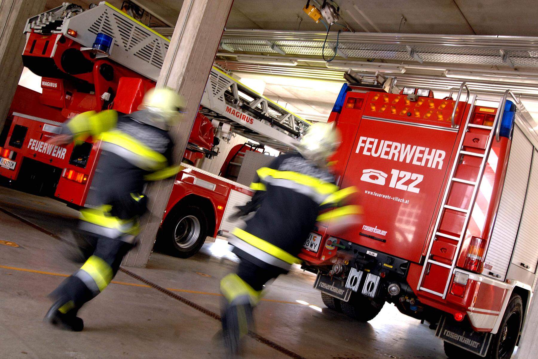 Pkw auf der A2 in Flammen: Lenker schwer verletzt: Pkw mit Reisebus kollidiert