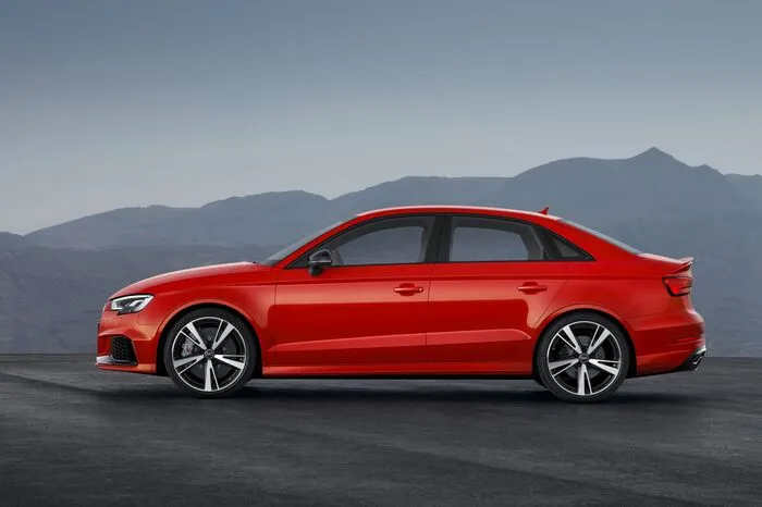 Das Siebengang-Doppelkupplungsgetriebe S Tronic leitet die Kräfte des RS 3 auf den Allradantrieb Quattro. Dessen elektrohydraulische Lamellenkupplung verteilt die Antriebsmomente variabel zwischen den Achsen. Je sportlicher der Fahrer unterwegs ist, desto schneller und öfter gelangt mehr Momente an die Hinterachse.
