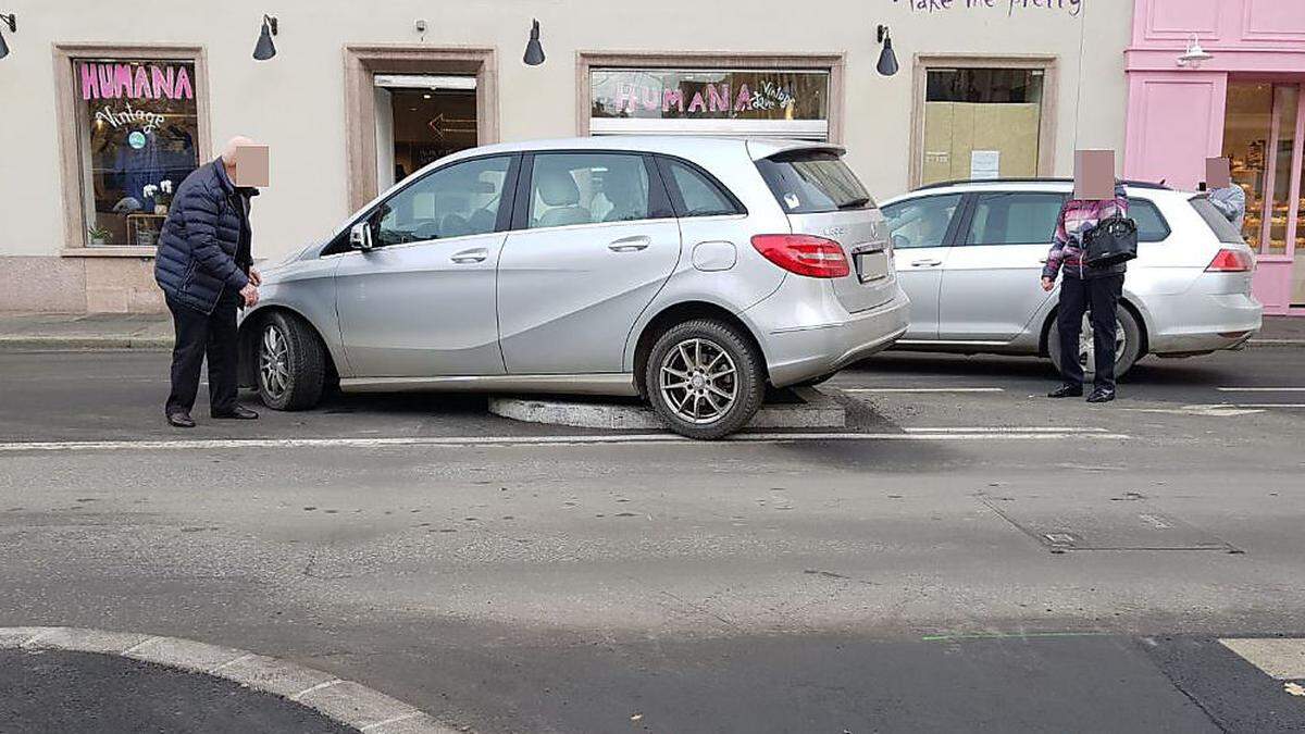 Eigentlich ist das Abbiegen nach links in die Mandellstraße dort verboten - es wird dennoch immer wieder versucht, mit teils schwerwiegenden Folgen