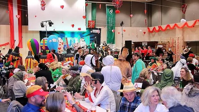 Nach einem Jahr Pause spielte es sich am Faschingsamstag wieder ab in der Multifunktionshalle in Söding. Der UFC Strommer Söding hatte zum traditionellen Lumpenball geladen und der große Saal konnte die vielen Besucher kaum fassen.