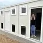 In mehreren Containern mit eigenem Auslaufbereich und Sicherheitsmaßnahmen sollen künftig die meisten Hunde einziehen, wie Obfrau Antonia Schöllauf erklärt