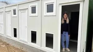 In mehreren Containern mit eigenem Auslaufbereich und Sicherheitsmaßnahmen sollen künftig die meisten Hunde einziehen, wie Obfrau Antonia Schöllauf erklärt