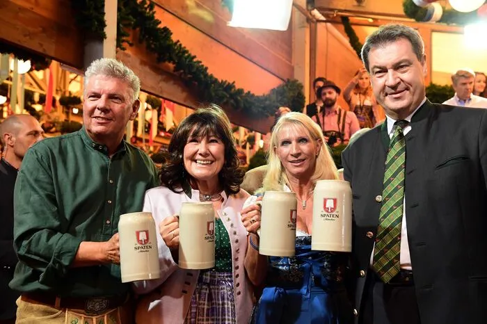 Danach bekamen auch die Wiesn-Gäste in den Zelten das erste Bier. Die Maß Bier kostet dieses Jahr bis zu 11,50 Euro.