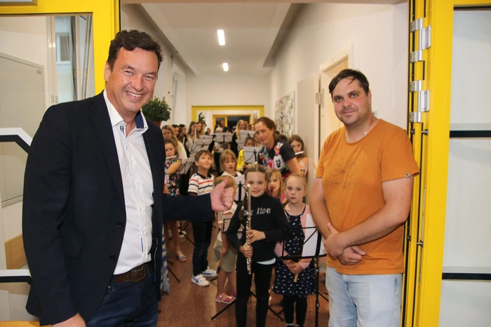 Musikpädagoge Matthias Bistan – er vertrat den in Voitsberg wirkenden Direktor Jud – zählte die Sekunden bis 18 Uhr, um dann pünktlich den Einsatz zum Thema „Freude schöner Götterfunken“ der neunten Symphonie von Ludwig van Beethoven zu geben. Die Zuhörer, unter ihnen auch Bürgermeister Jochen Bocksruker, bedachten die Künstler mit viel Beifall.