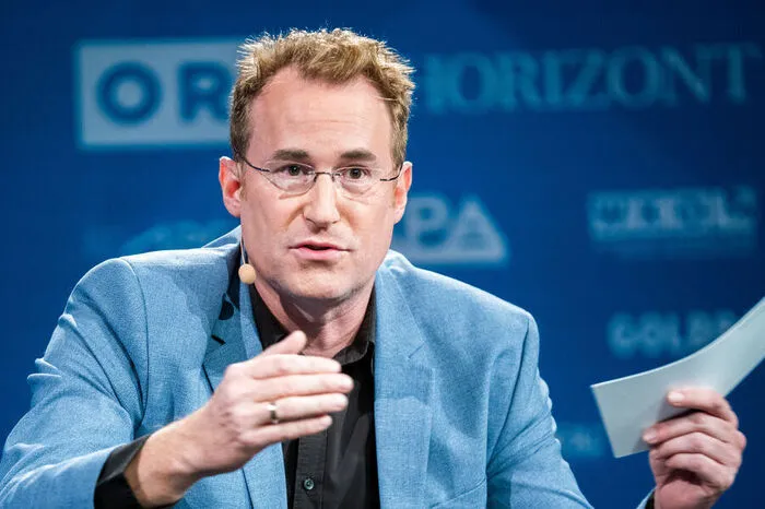 Als "Kanzlerbeauftragten für Medien" war Gerald Fleischmann die Schlüsselfigur in der Öffentlichkeitspolitik von Sebastian Kurz. Fleischmann zählte zum engsten Kreis (dem unter anderem auch Axel Melchior und Philipp Maderthaner angehör(t)en) rund um den Ex-Kanzler und zählte zu den Beschuldigten in der Causa Inseratenaffäre. Der Leiter der Stabsstelle Medien galt als Spezialist für schwierige Fälle, ruppig in den Methoden, zielstrebig in den Handlungen. Der Mr. Message Control ist noch nicht von der Bildfläche verschwunden und derzeit als Referent im ÖVP-Klub geparkt.