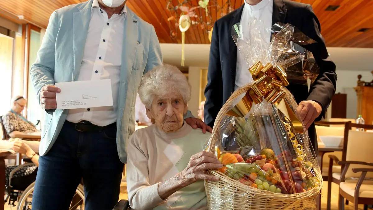 Bürgermeister Christian Scheider (TK) und Dompfarrer Peter Allmaier besuchten Maria Krainz an ihrem 101. Geburtstag