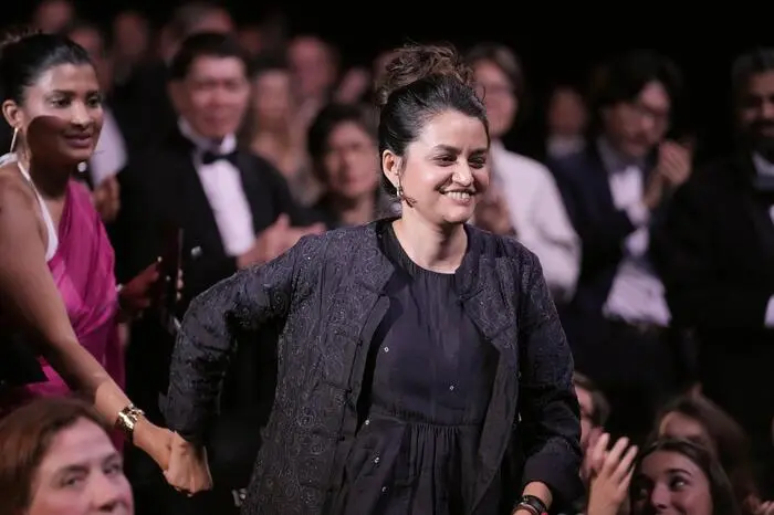 Der Große Preis der Jury, die zweitwichtigste Auszeichnung des Festivals, ging an „All We Imagine as Light“ von der indischen Regisseurin Payal Kapadia.