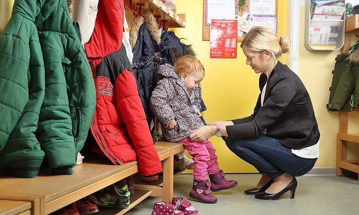 Mutter und Kind im Kindergarten. "Mehr Schließzeiten als Urlaubstage"