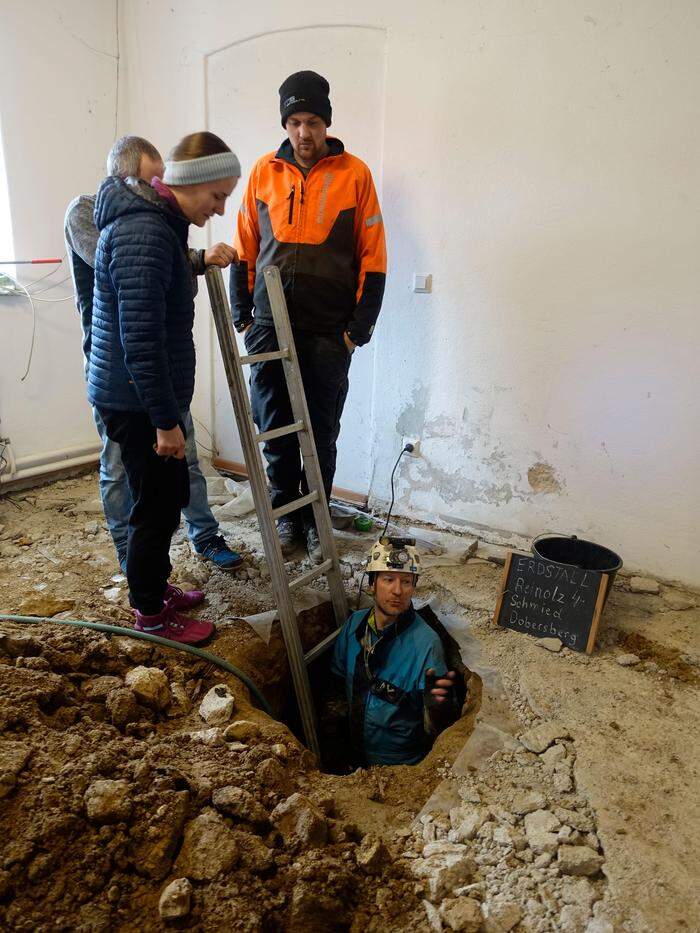 Bei Renovierungsarbeiten stieß ein Bauer unter einem alten Betonboden auf einen Hohlraum, von dem ein Gang wegführt