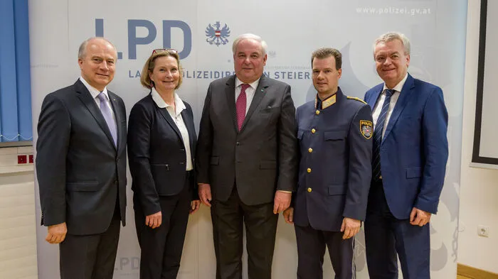 Landespolizeidirektor Gerald Ortner begrüßte bei seinem Empfang am Donnerstag Landtagspräsidentin Bettina Vollath, Landeshauptmann Hermann Schützenhöfer sowie die Landesräte Johann Seitinger (links) und Anton Lang (rechts).