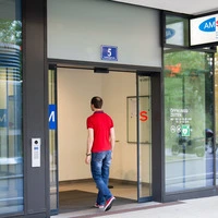 Die Bestandszahl der beim Arbeitsmarktservice (AMS) gemeldeten sofort verfügbaren offenen Stellen ist im Vergleich zum Vorjahreszeitraum um 5,4 Prozent auf rund 79.000.