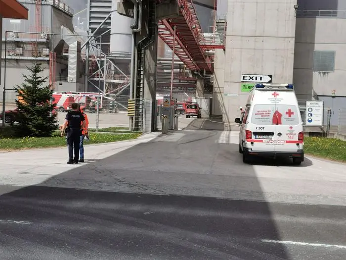 Einsatzkräfte am Unfallort