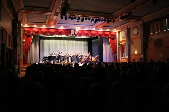 Einen besonders emotionalen Moment bildete die Verabschiedung zweier langjähriger Pädagoginnen. Nach nahezu 40 Jahren engagierter Unterrichtstätigkeit an der Musikschule Voitsberg wurden Marianne Becker und Inge Benezeder von ihren Kolleginnen und Kollegen mit einem musikalischen Ständchen in den wohlverdienten Ruhestand verabschiedet. 