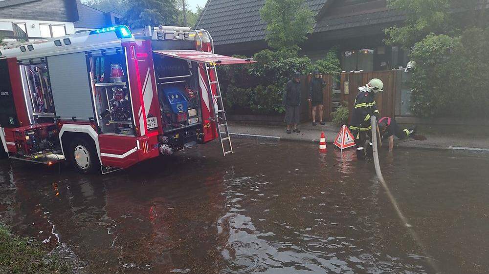 In Wiener Neustadt stand die Feuerwehr im Dauereinsatz