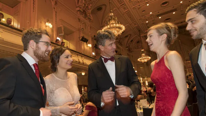 Rektor Harald Kainz beim angeregten Plausch mit Studierenden am Ball der Technik 2017