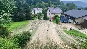 Mit überschwemmten Gärten und Kellern haben es die Feuerwehrleute zu tun