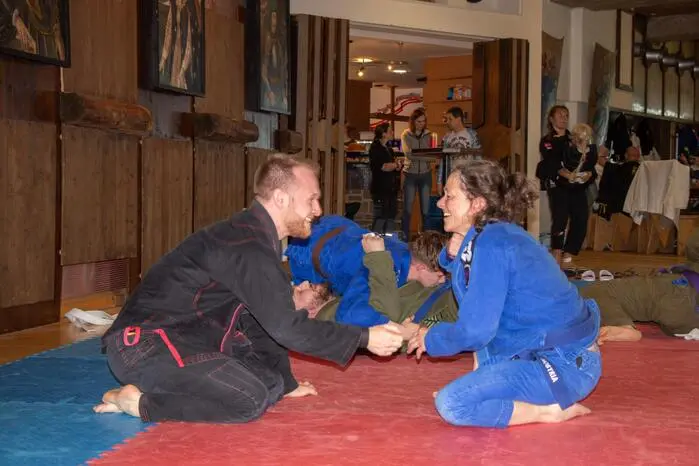 Bei Brazilian Jiu Jitsu handelt es sich um eine Kampfsportart mit Ursprung aus Brasilien, die Elemente aus dem Judo und Jiu Jitsu beinhaltet
