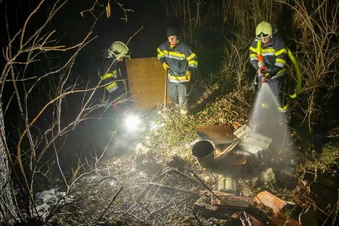 Zwei Tage lang wurde heiße Asche auf einen Komposthaufen gekippt, das dürfte den Brand verursacht haben, sagt Kommandant Johannes Zöhrer.