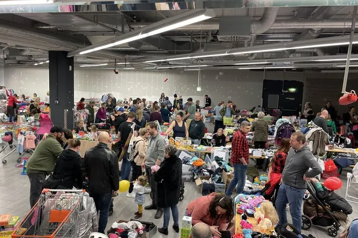 15.000 Mamas, Papas und Kinder stürmten das Einkaufszentrum in Webling zwar nicht, aber das Fest mit Flohmarkt und Bastelstationen war doch eine runde, gut besuchte Sache.