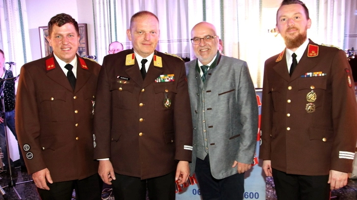 Hauptbrandinspektor Michael Schrotter freute sich gemeinsam mit seinem Stellvertreter Norbert Schweighart, unter den Gästen auch Bürgermeister Kurt Riemer, den Abschnittsbrandinspektor Markus Murgg sowie Abordnungen mehrerer Feuerwehren begrüßen zu dürfen.