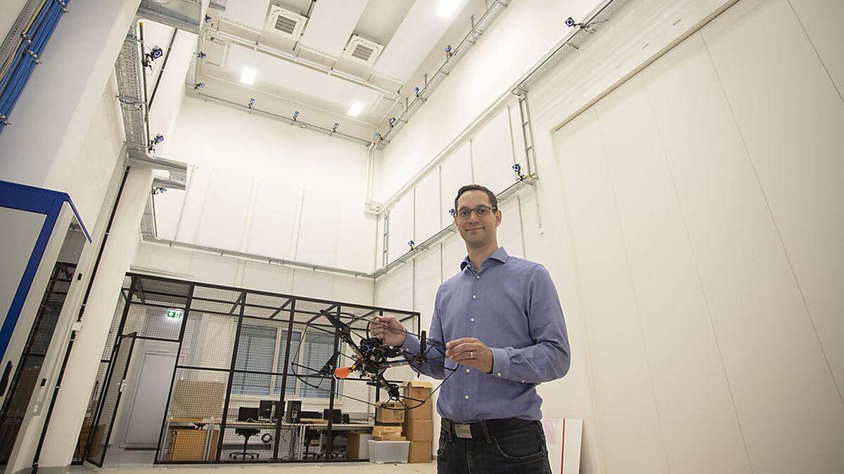 Prof. Stephan Weiss in der neuen Drohnenhalle