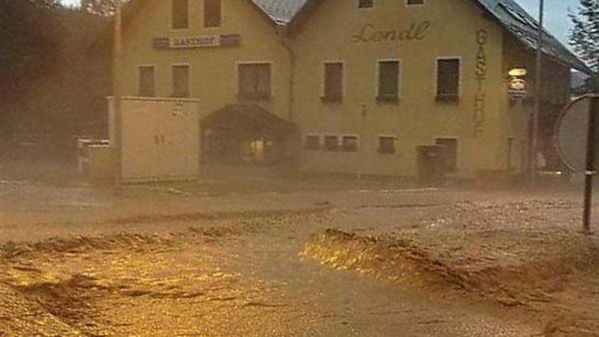 Auch um den Kreisverkehr beim Gasthaus Lendl und bei den angrenzenden Betrieben kam es zu Überflutungen