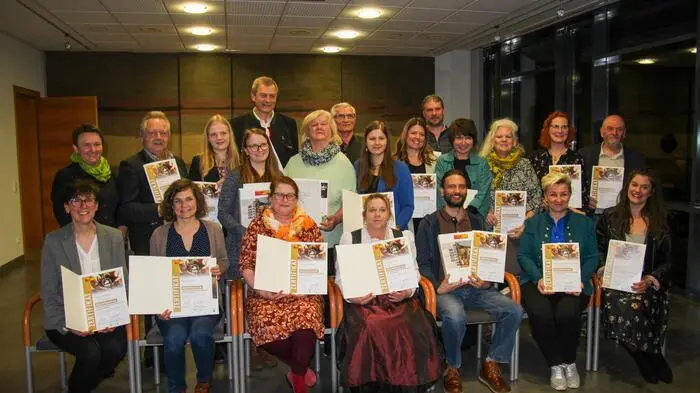 Die 20 frisch gebackenen Bodenpädagoginnen und -pädagogen