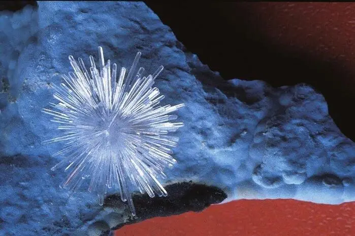 Die Aragonitsonne: Dabei handelt es sich um ein besonders seltenes Mineral "Mcquinnessit". Die Gulsen ist die dritte Fundstelle weltweit, wo man "Mcquinnessit" gefunden hat. 