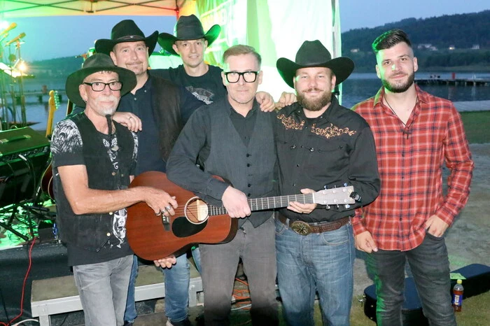 Der Grund des Besucheransturmes: Der Auftritt der legendären Band „Unbranded“.  