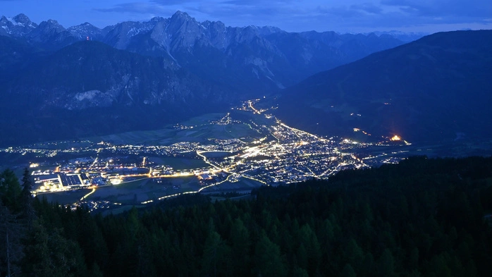 Die Webcam am Zettersfeld bietet einen faszinierenden Ausblick auf die erleuchtete Stadt Lienz | Die Webcam am Zettersfeld bietet einen faszinierenden Ausblick auf die erleuchtete Stadt Lienz. Flächendeckende LED-Lampen sollen in Zukunft Energie sparen und für weniger Lichtverschmutzung sorgen