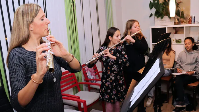 Unter dem Motto "Auf Weihnachten zua" präsentierten die Schüler und Schülerinnen der Klassen von Barbara Peyer und Heidrun Spörk Musik und Texte zur Adventzeit im Pan del Dia in Ligist.