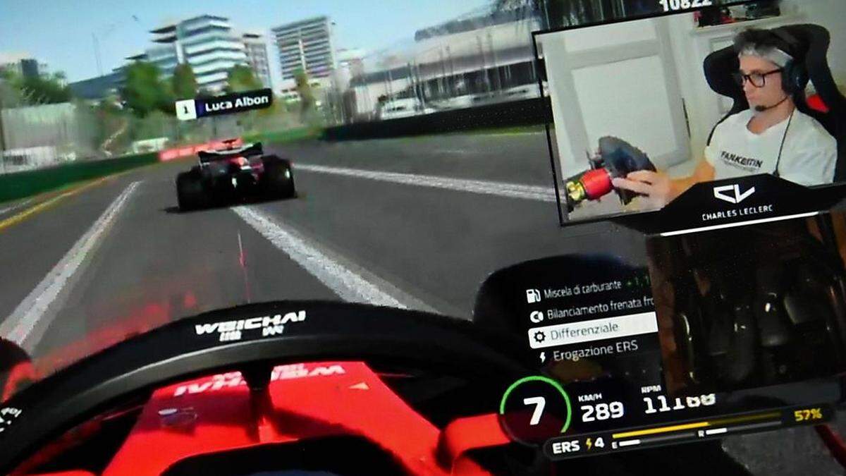 Leclerc beim Spielen im Simulator